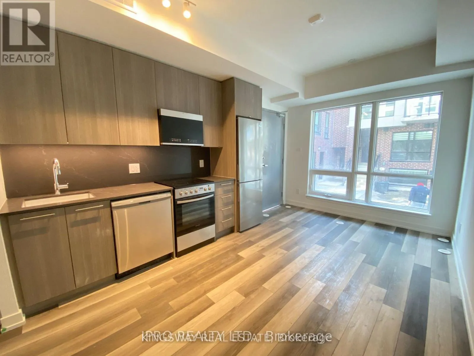33 - 851 SHEPPARD AVENUE W