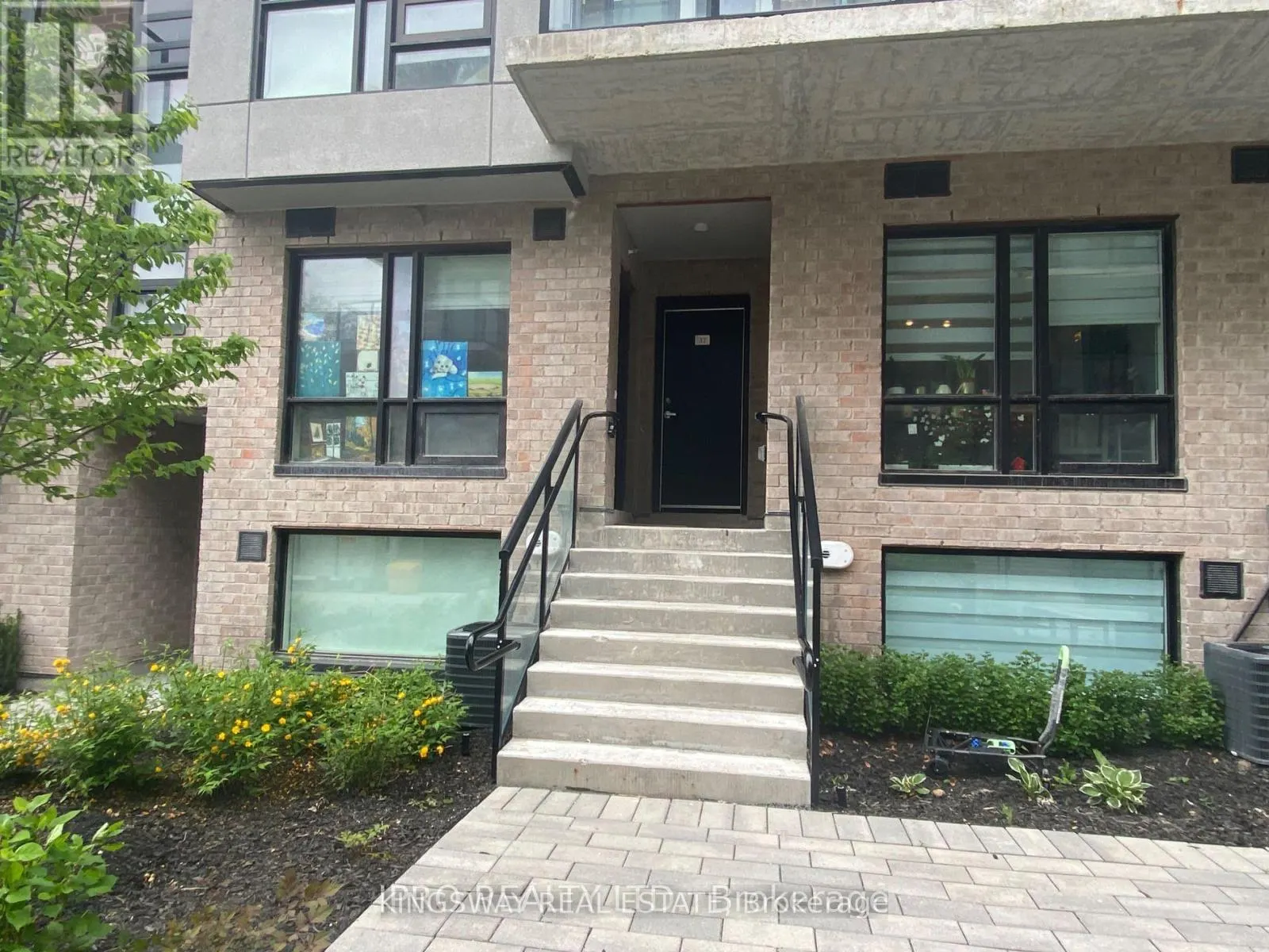33 - 851 SHEPPARD AVENUE W