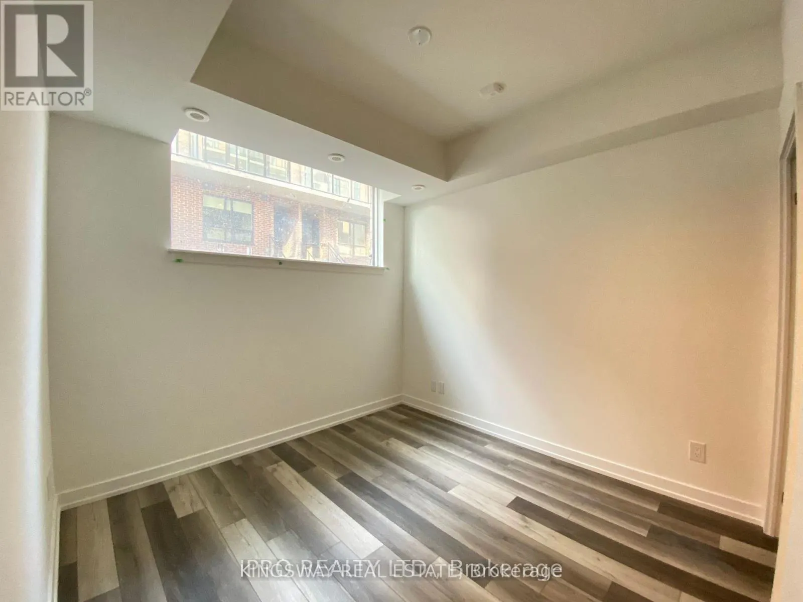 33 - 851 SHEPPARD AVENUE W