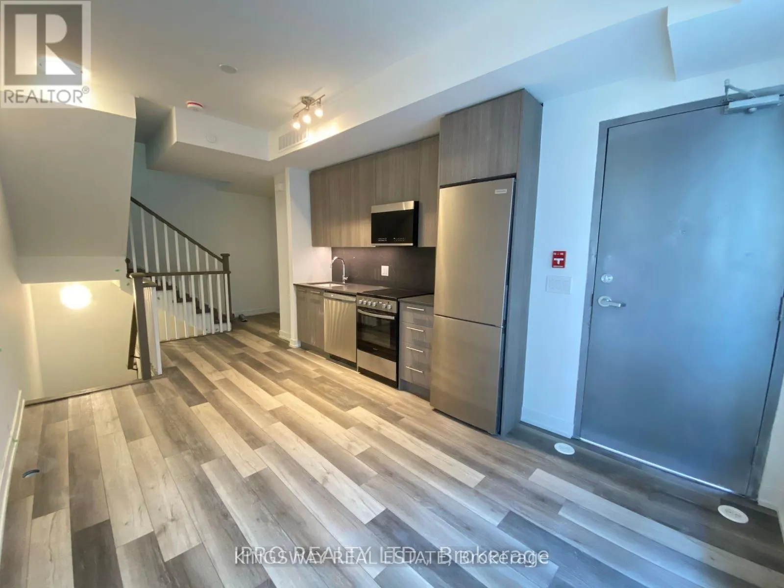 33 - 851 SHEPPARD AVENUE W