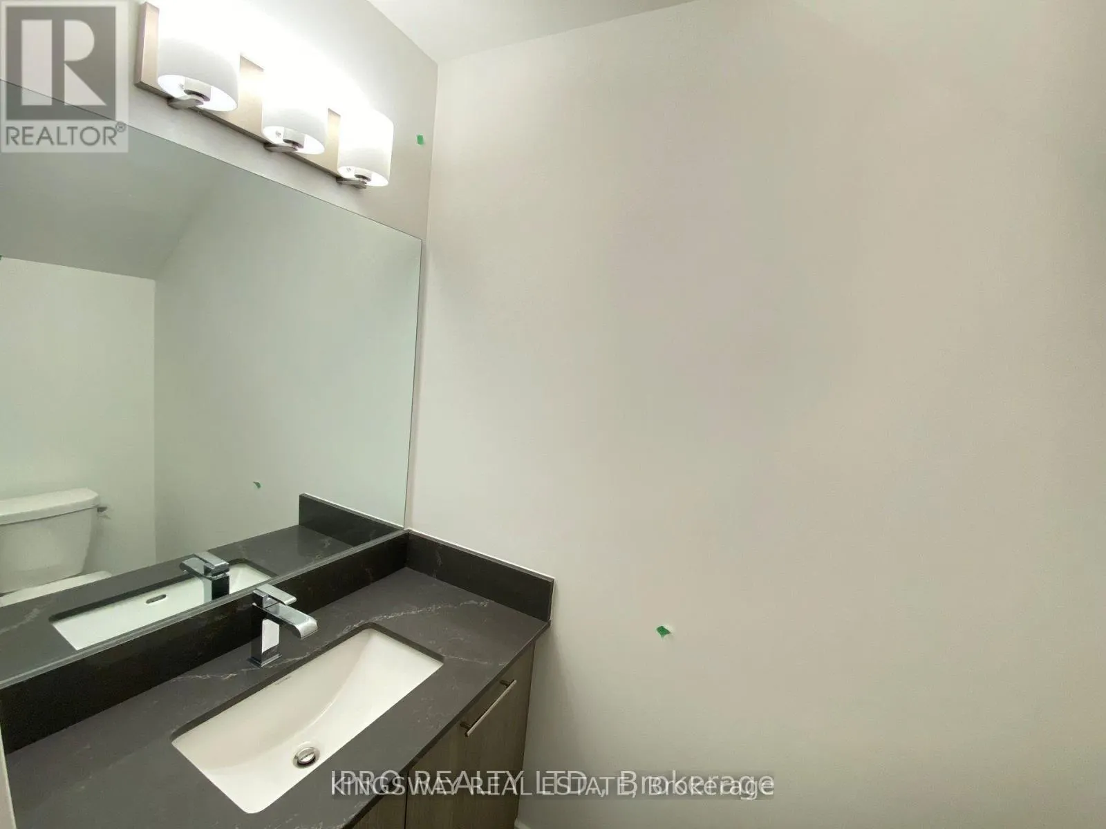 33 - 851 SHEPPARD AVENUE W