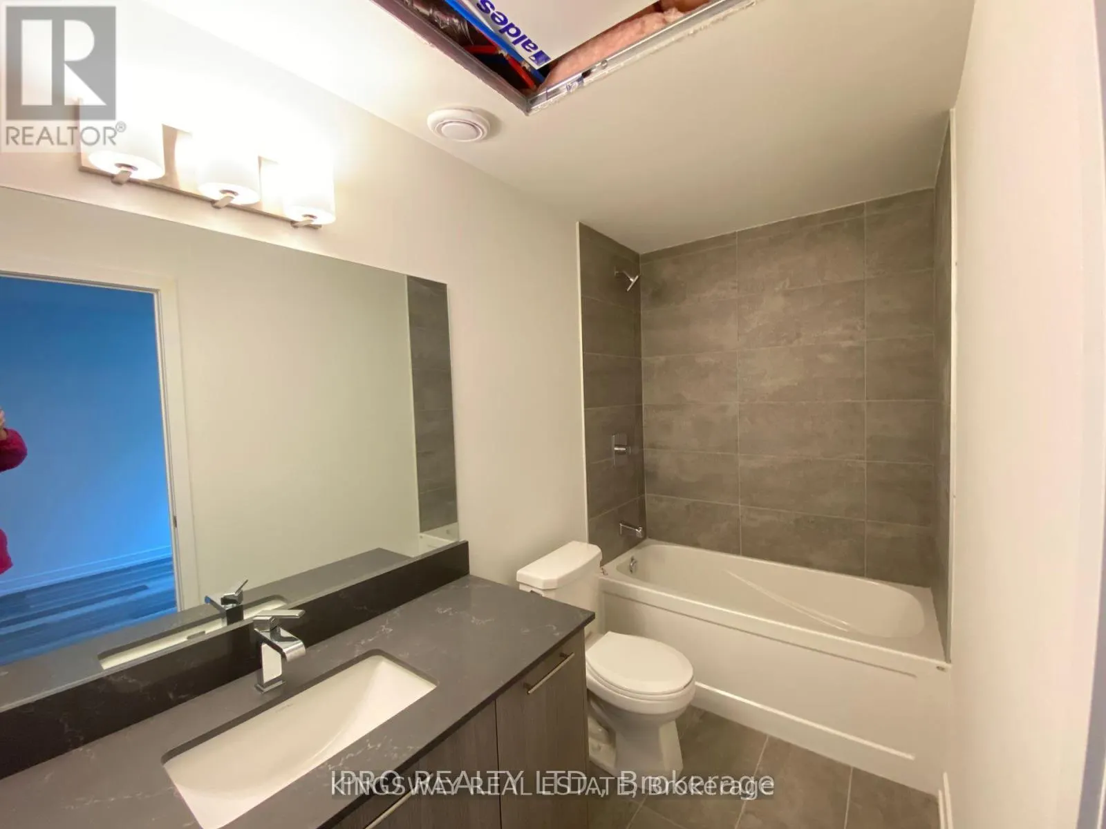 33 - 851 SHEPPARD AVENUE W