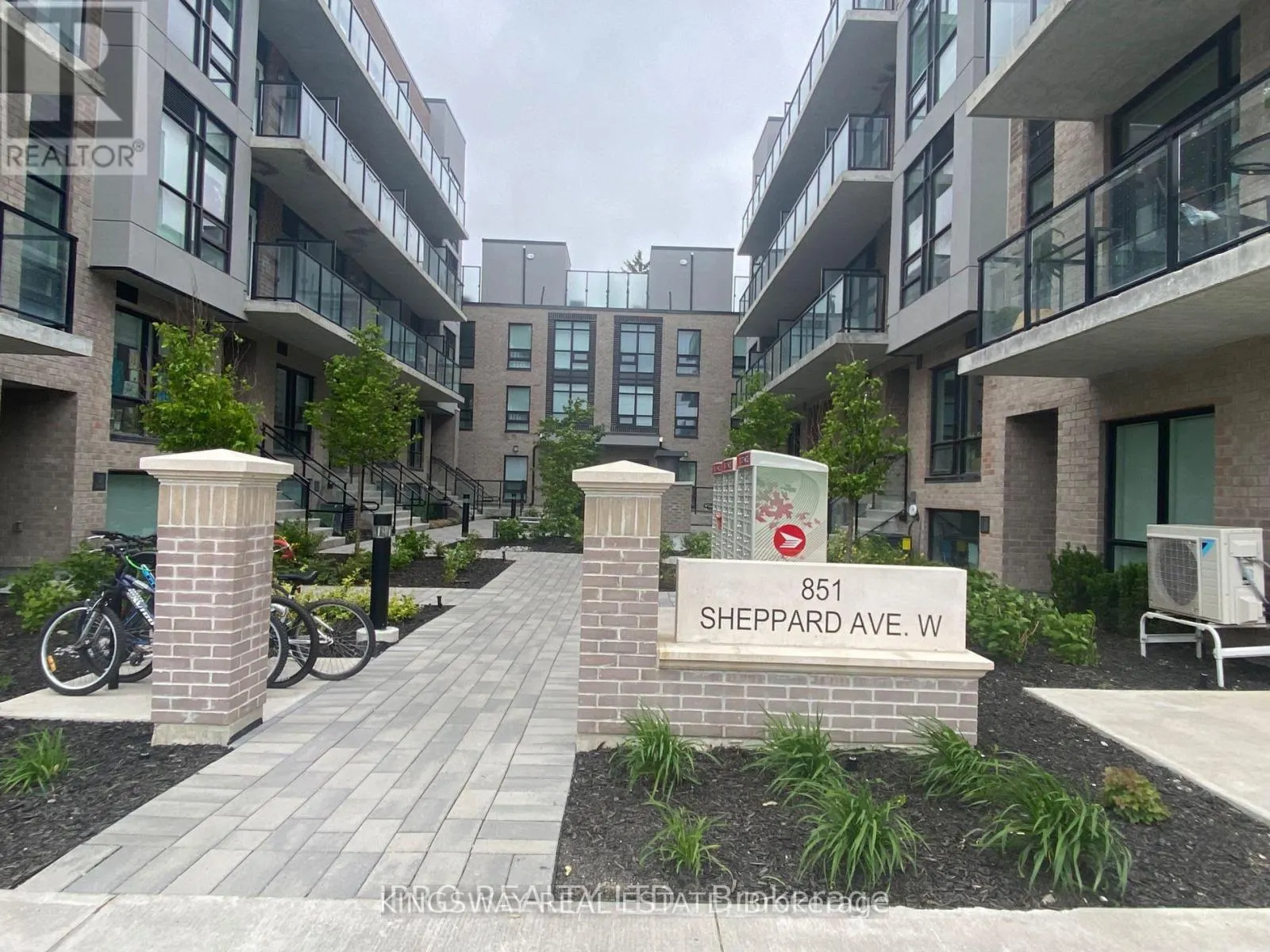 33 - 851 SHEPPARD AVENUE W