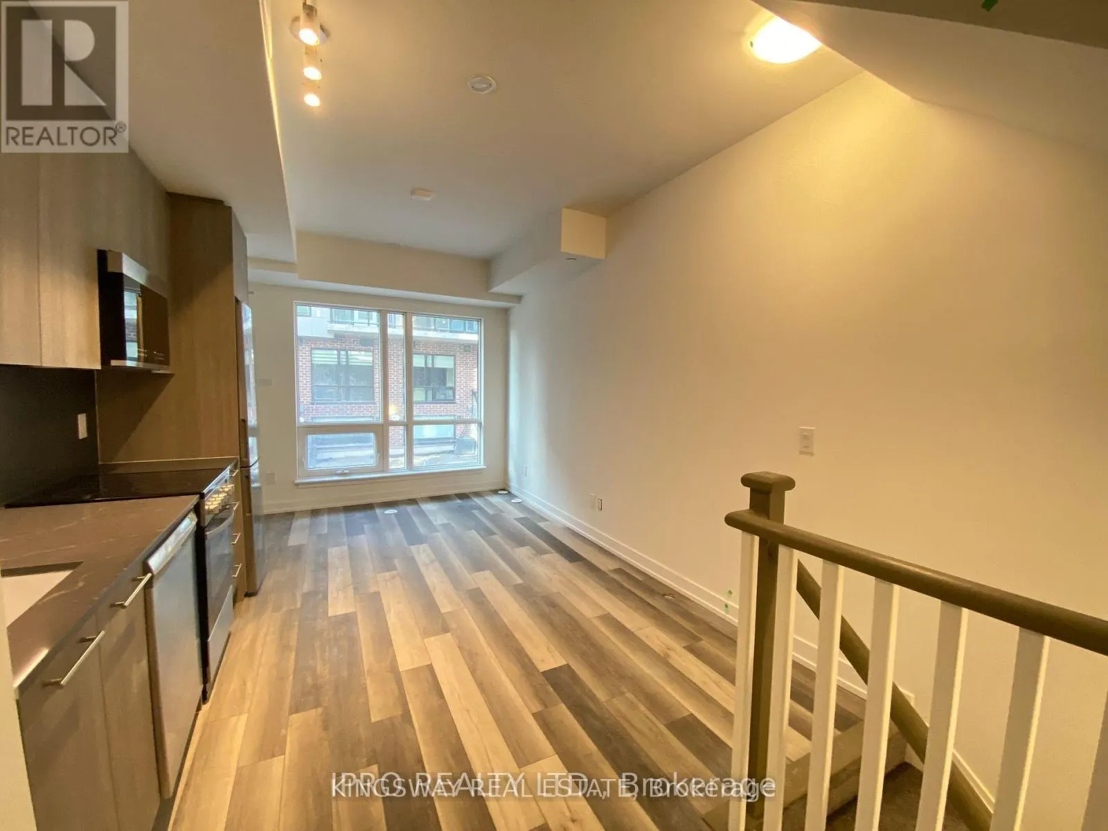 33 - 851 SHEPPARD AVENUE W