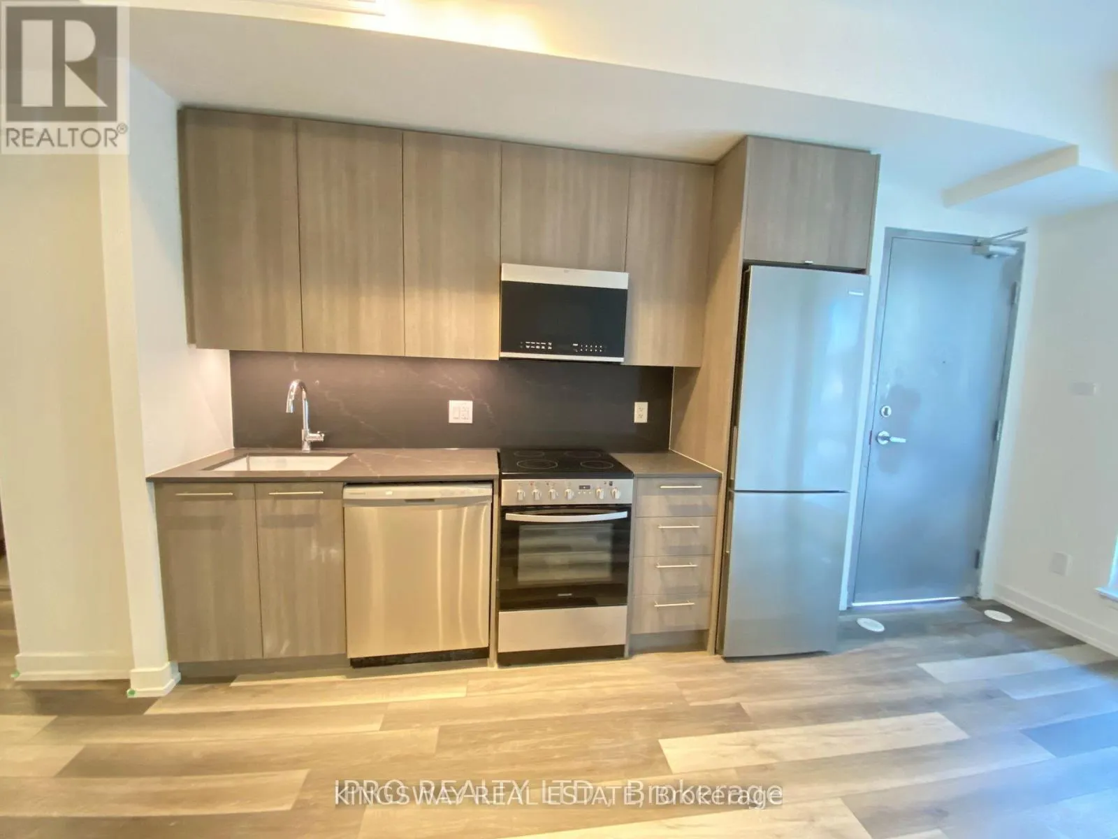 33 - 851 SHEPPARD AVENUE W