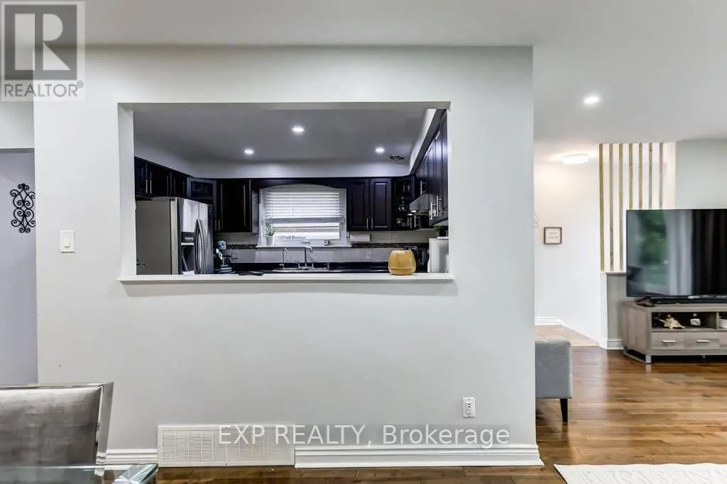 UPPER - 72 BILLINGTON CRESCENT