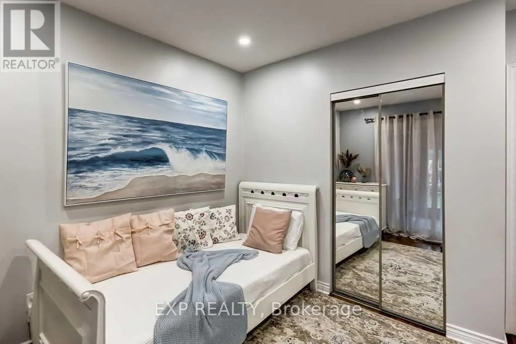 UPPER - 72 BILLINGTON CRESCENT