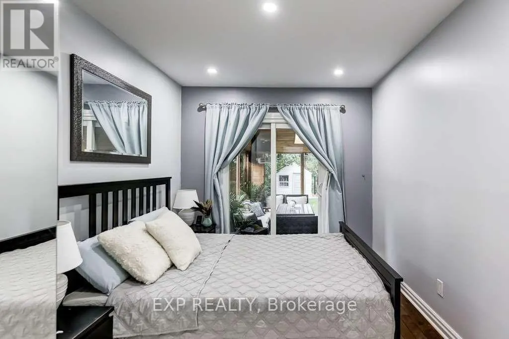 UPPER - 72 BILLINGTON CRESCENT