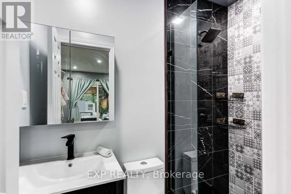 UPPER - 72 BILLINGTON CRESCENT