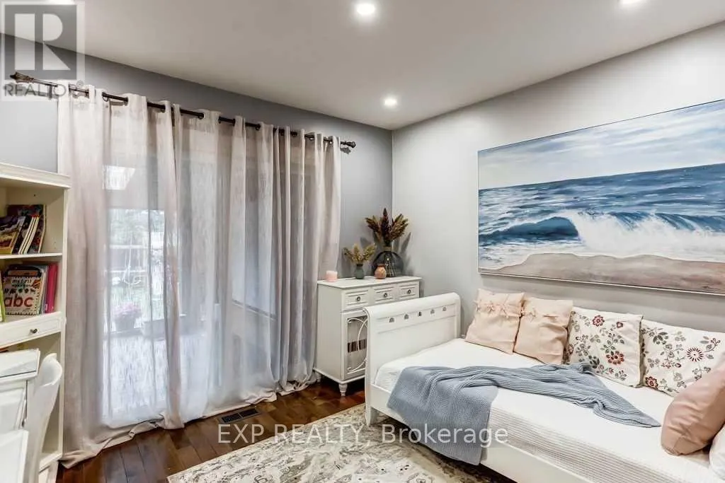 UPPER - 72 BILLINGTON CRESCENT