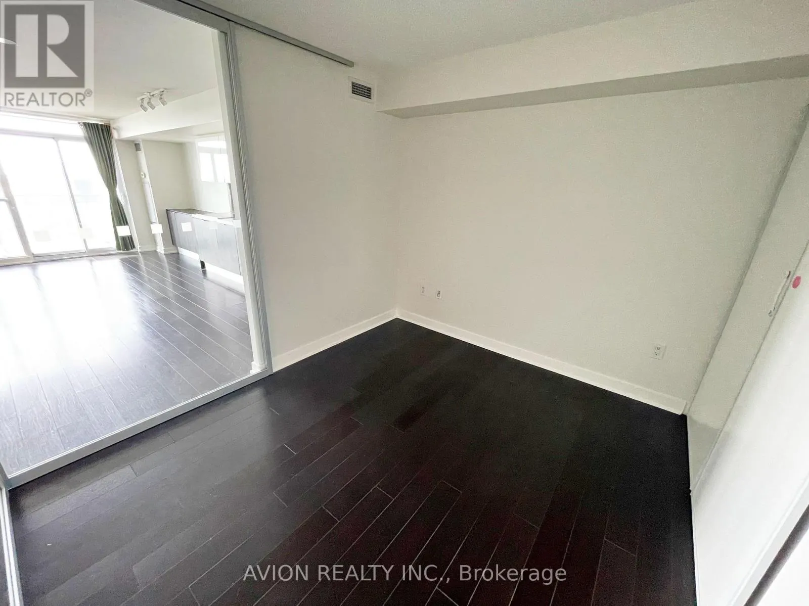 1807 - 21 ICEBOAT TERRACE