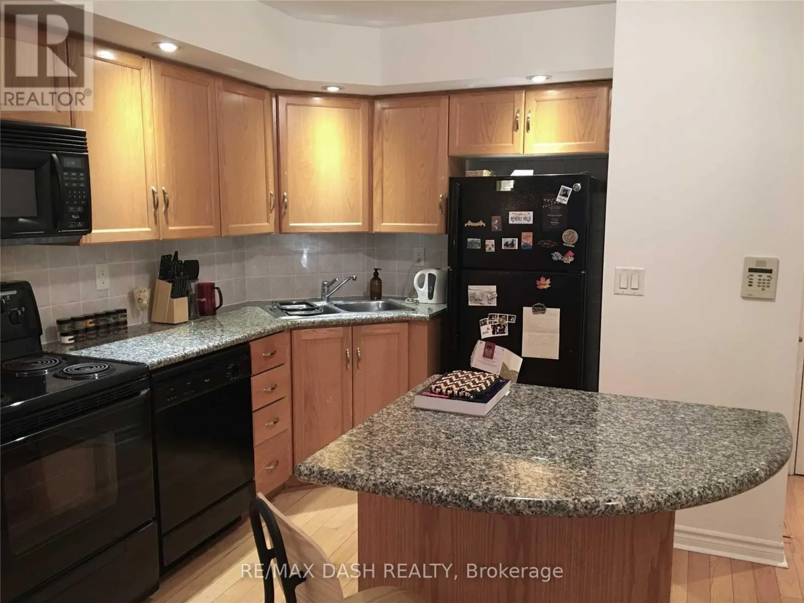 742 - 250 WELLINGTON STREET W