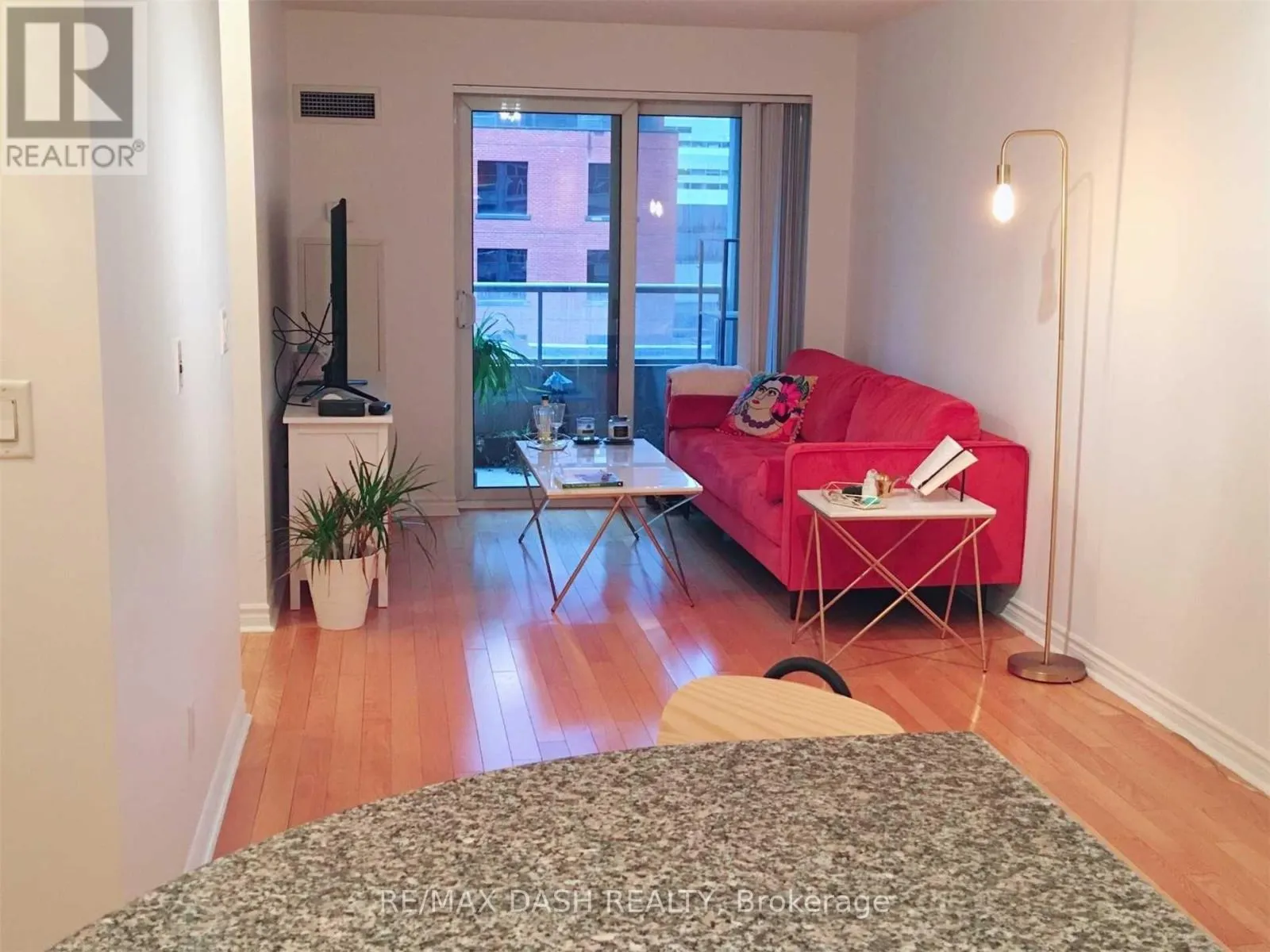 742 - 250 WELLINGTON STREET W