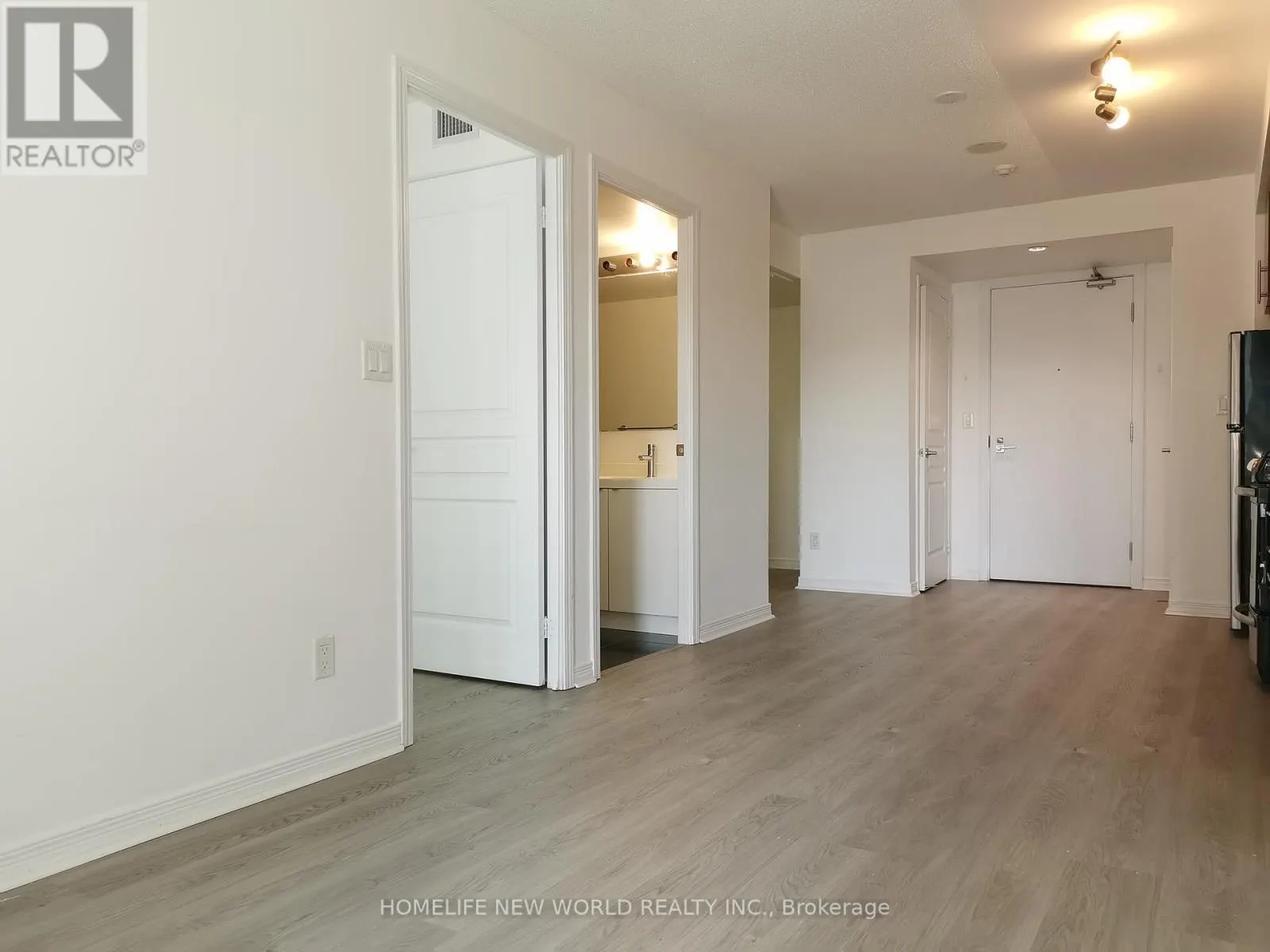 905 - 352 FRONT STREET W
