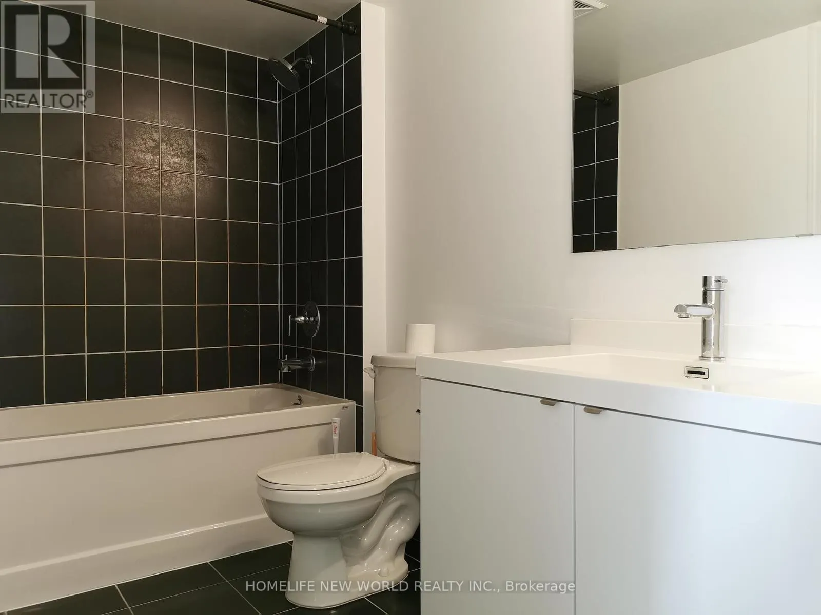 905 - 352 FRONT STREET W