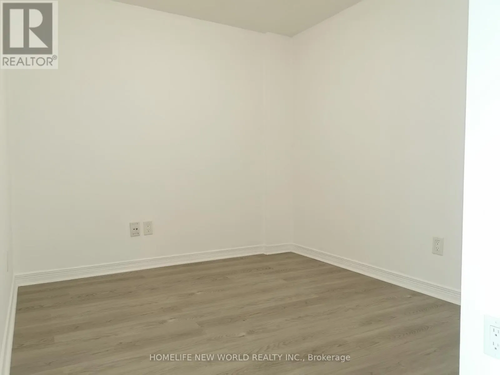905 - 352 FRONT STREET W