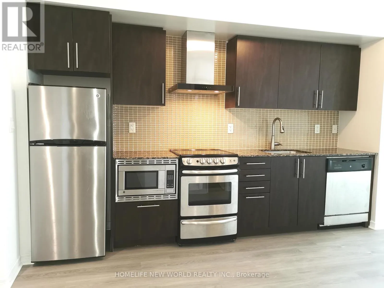 905 - 352 FRONT STREET W