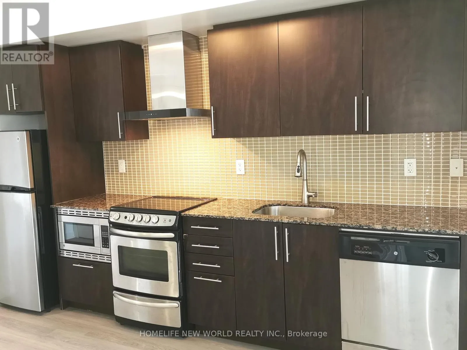 905 - 352 FRONT STREET W