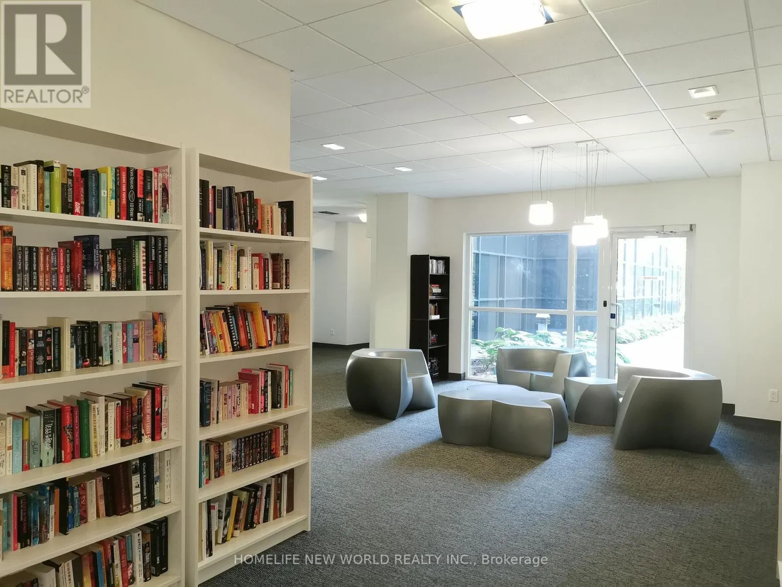 905 - 352 FRONT STREET W