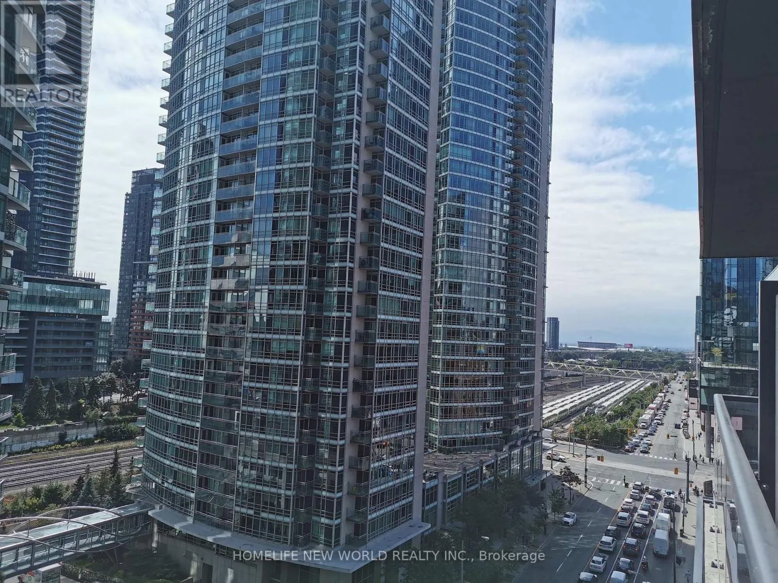 905 - 352 FRONT STREET W