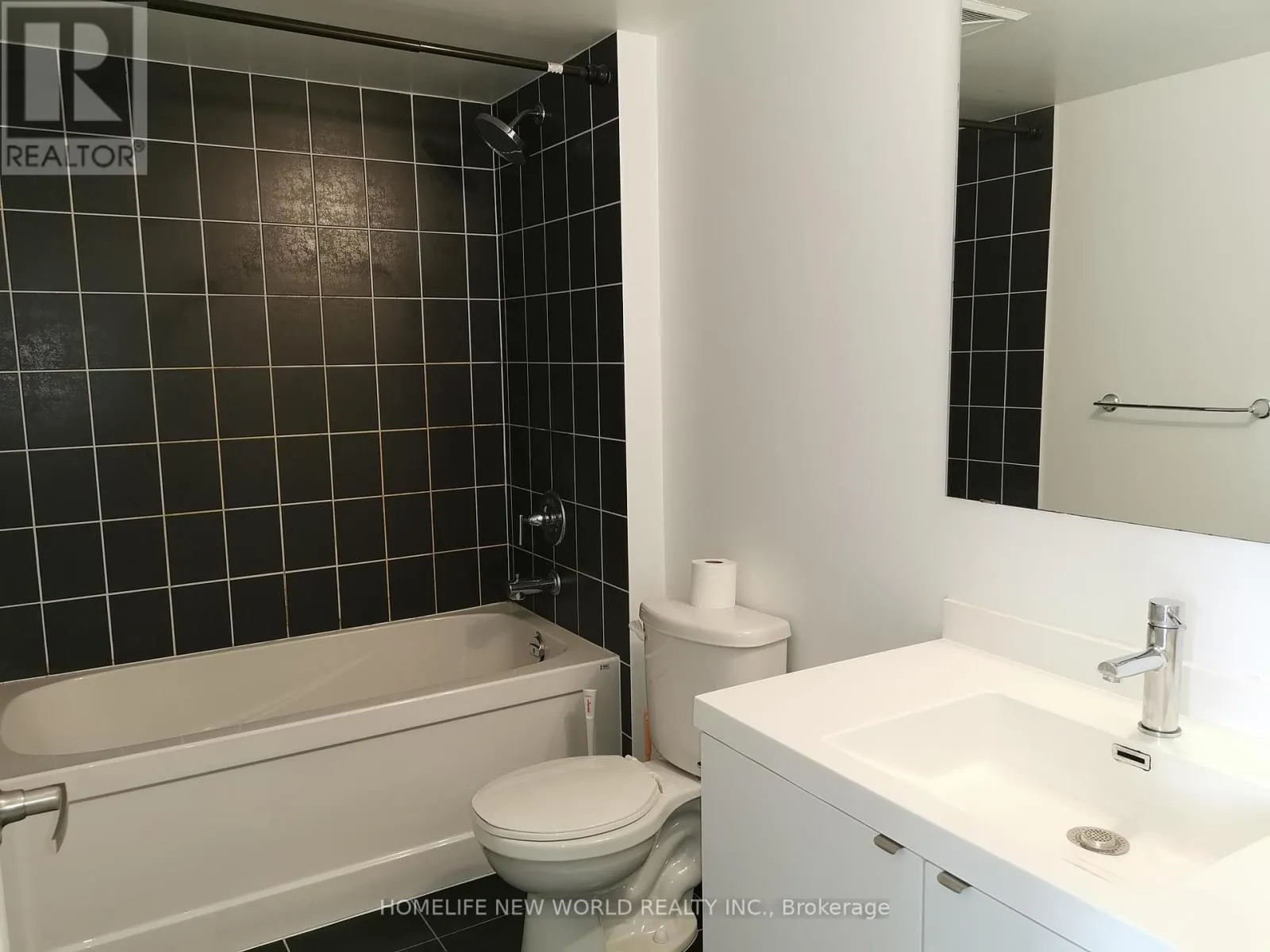 905 - 352 FRONT STREET W