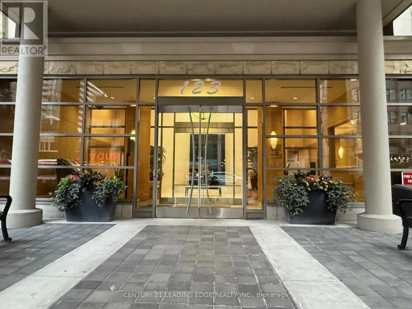 502 - 123 EGLINTON AVENUE E