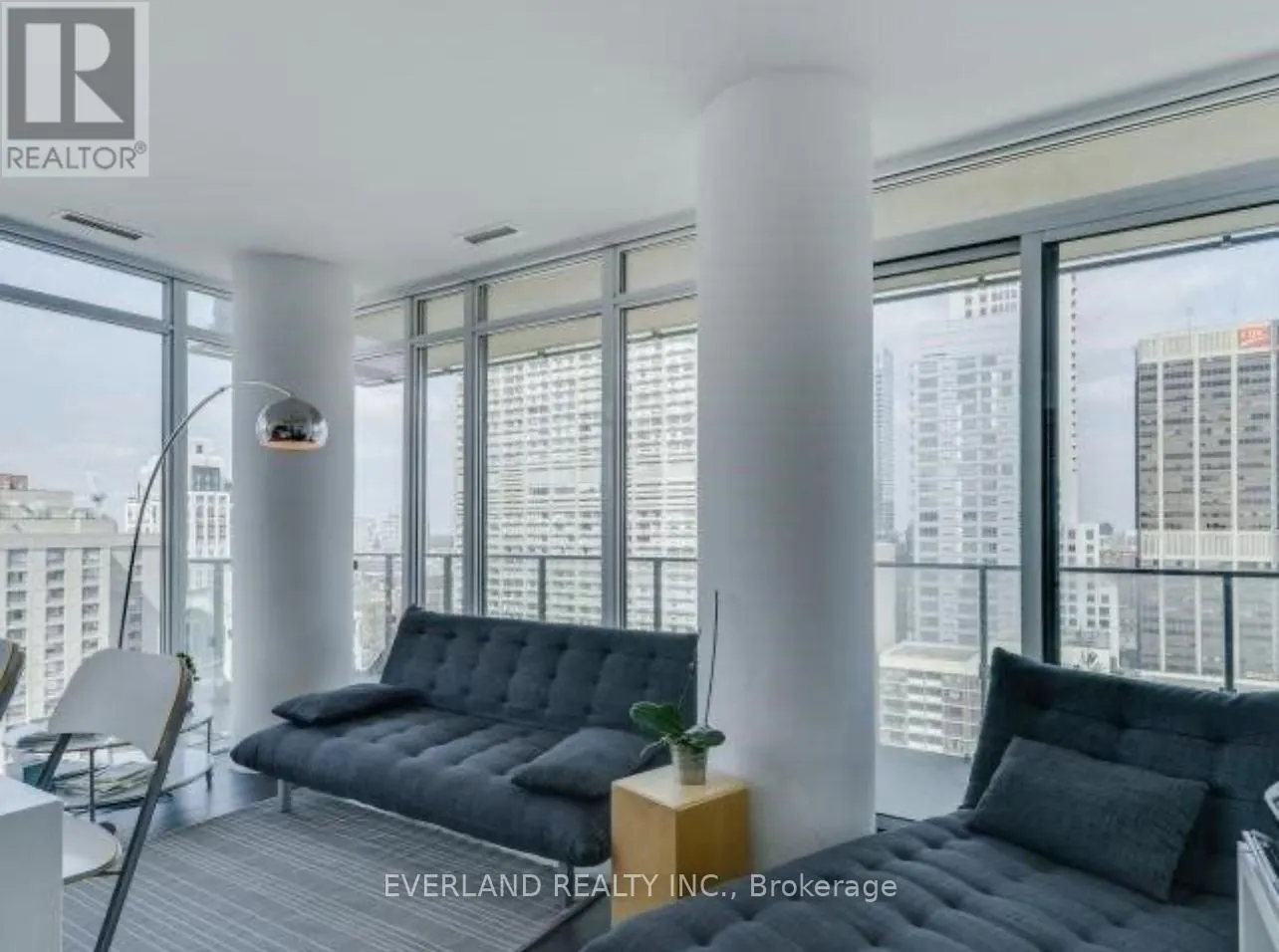 2707 - 75 ST NICHOLAS STREET