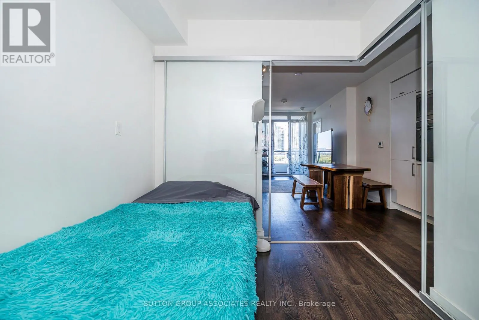 508W - 27 BATHURST STREET