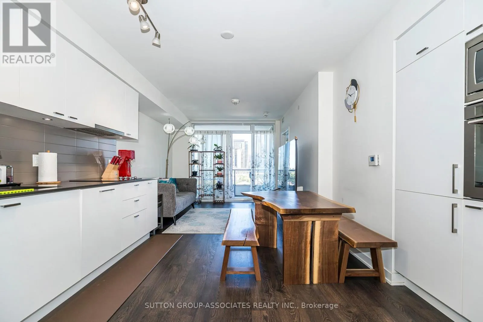 508W - 27 BATHURST STREET