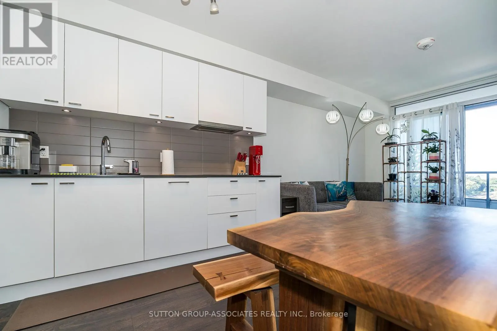 508W - 27 BATHURST STREET