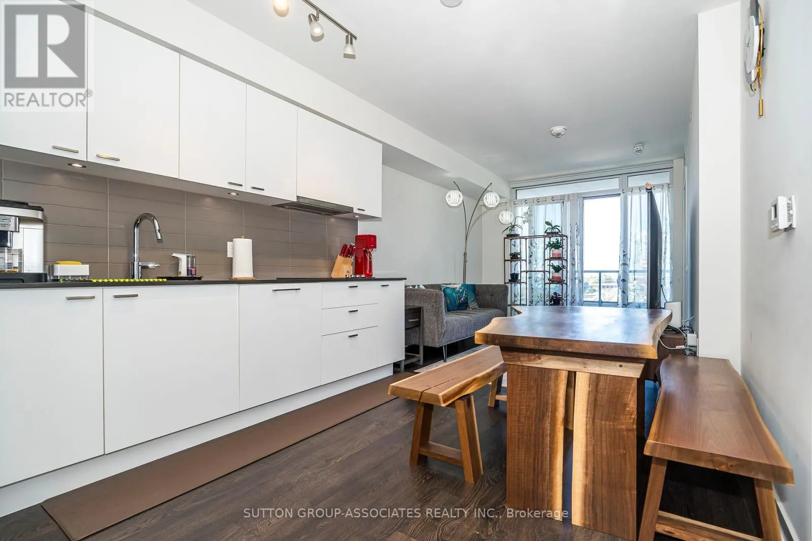 508W - 27 BATHURST STREET