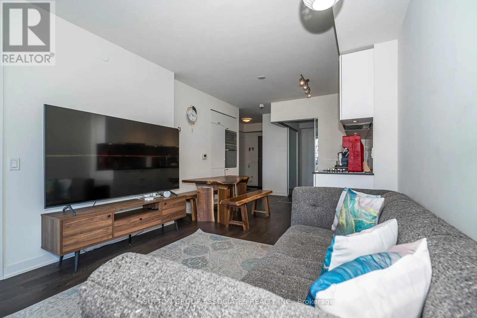 508W - 27 BATHURST STREET