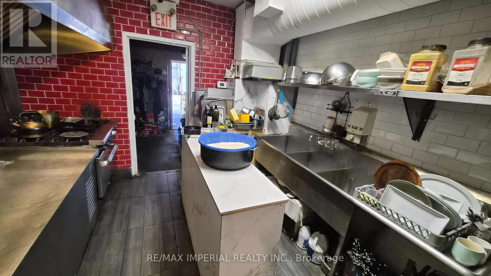 287 DUNDAS STREET W