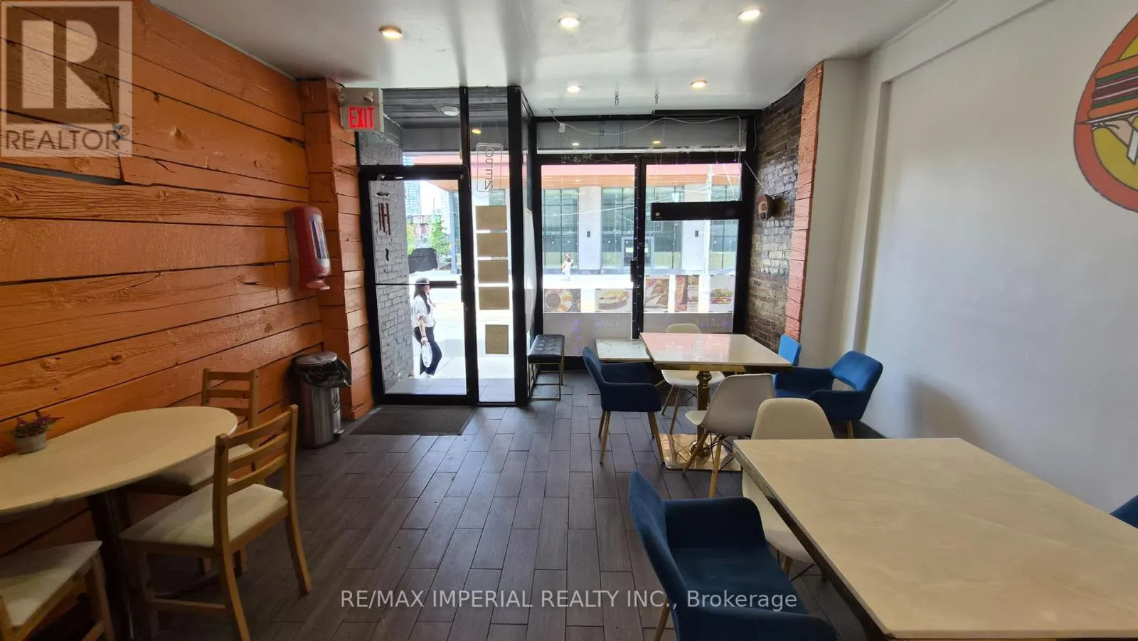 287 DUNDAS STREET W