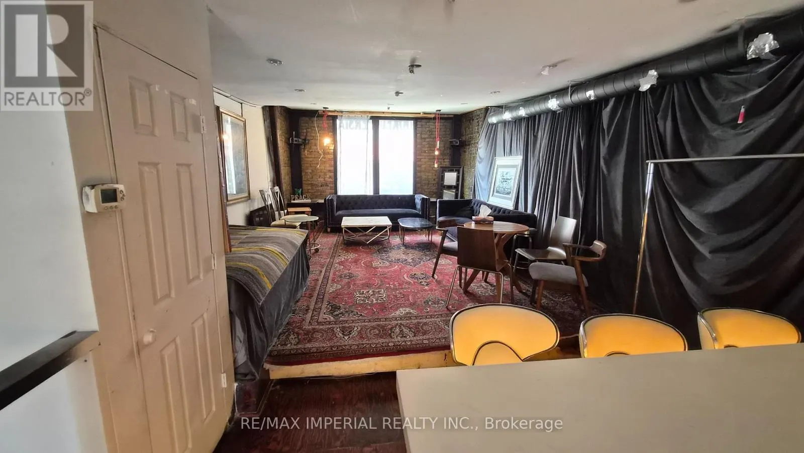 287 DUNDAS STREET W