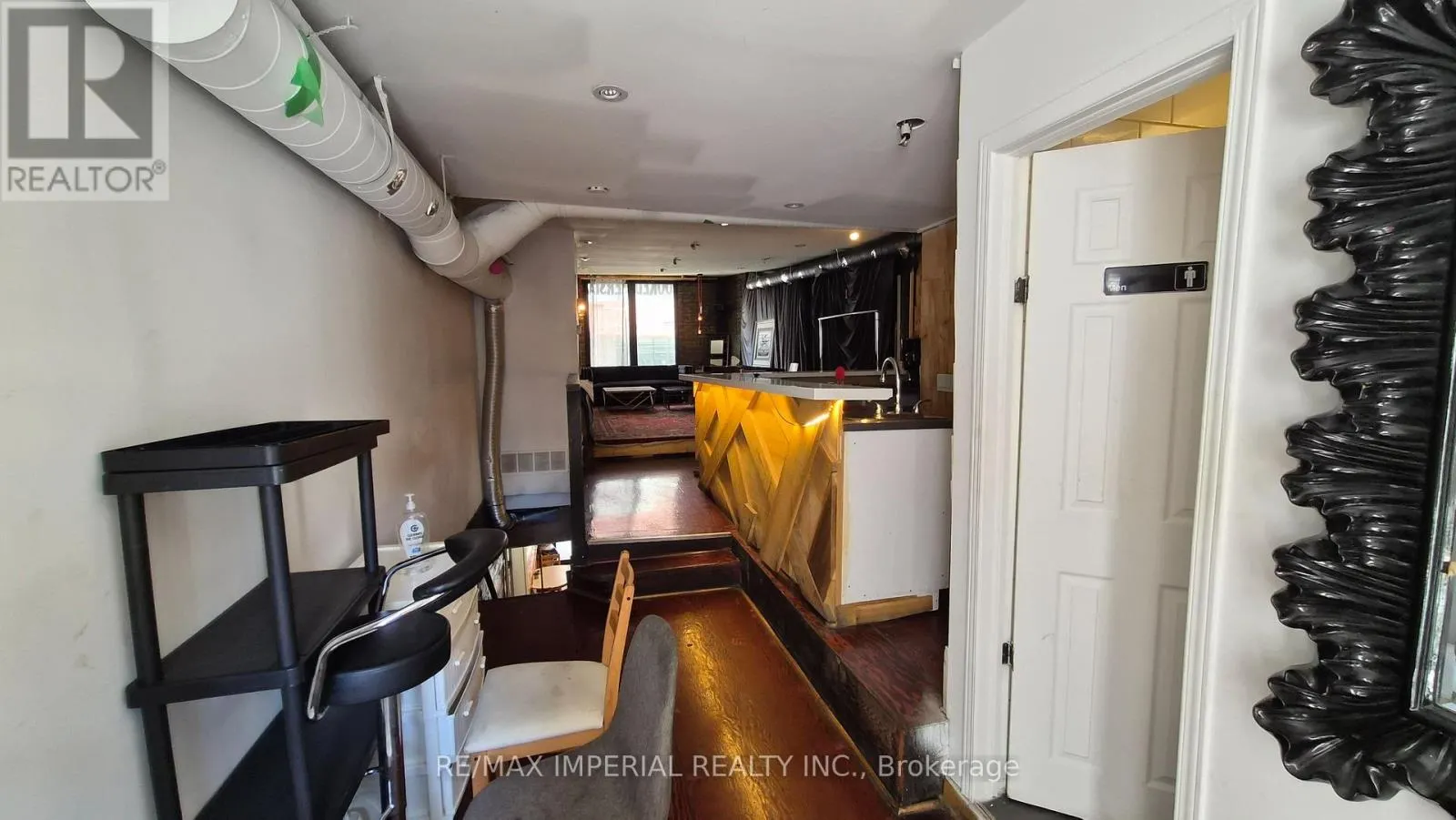 287 DUNDAS STREET W