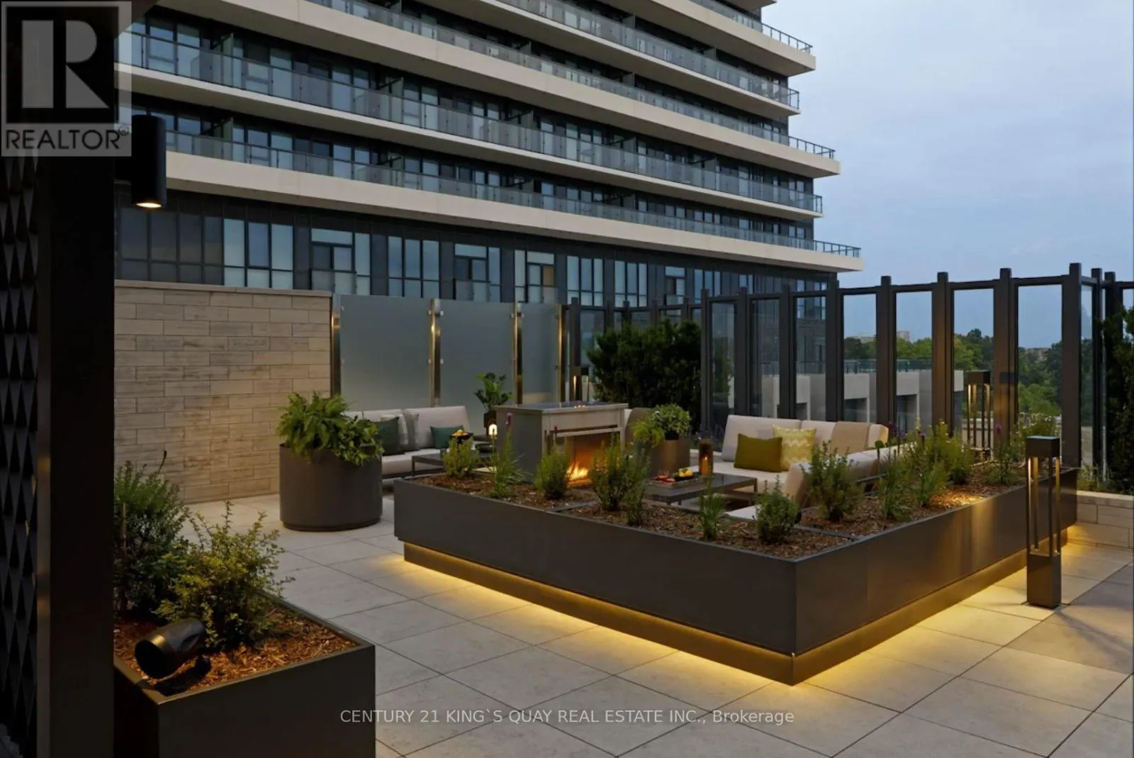 1132 - 20 INN ON THE PARK DRIVE