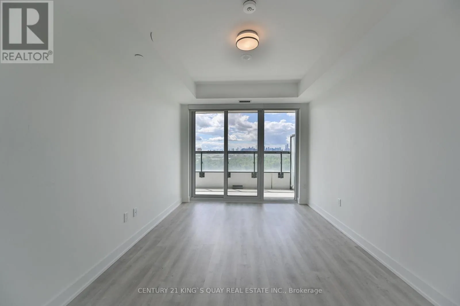1132 - 20 INN ON THE PARK DRIVE