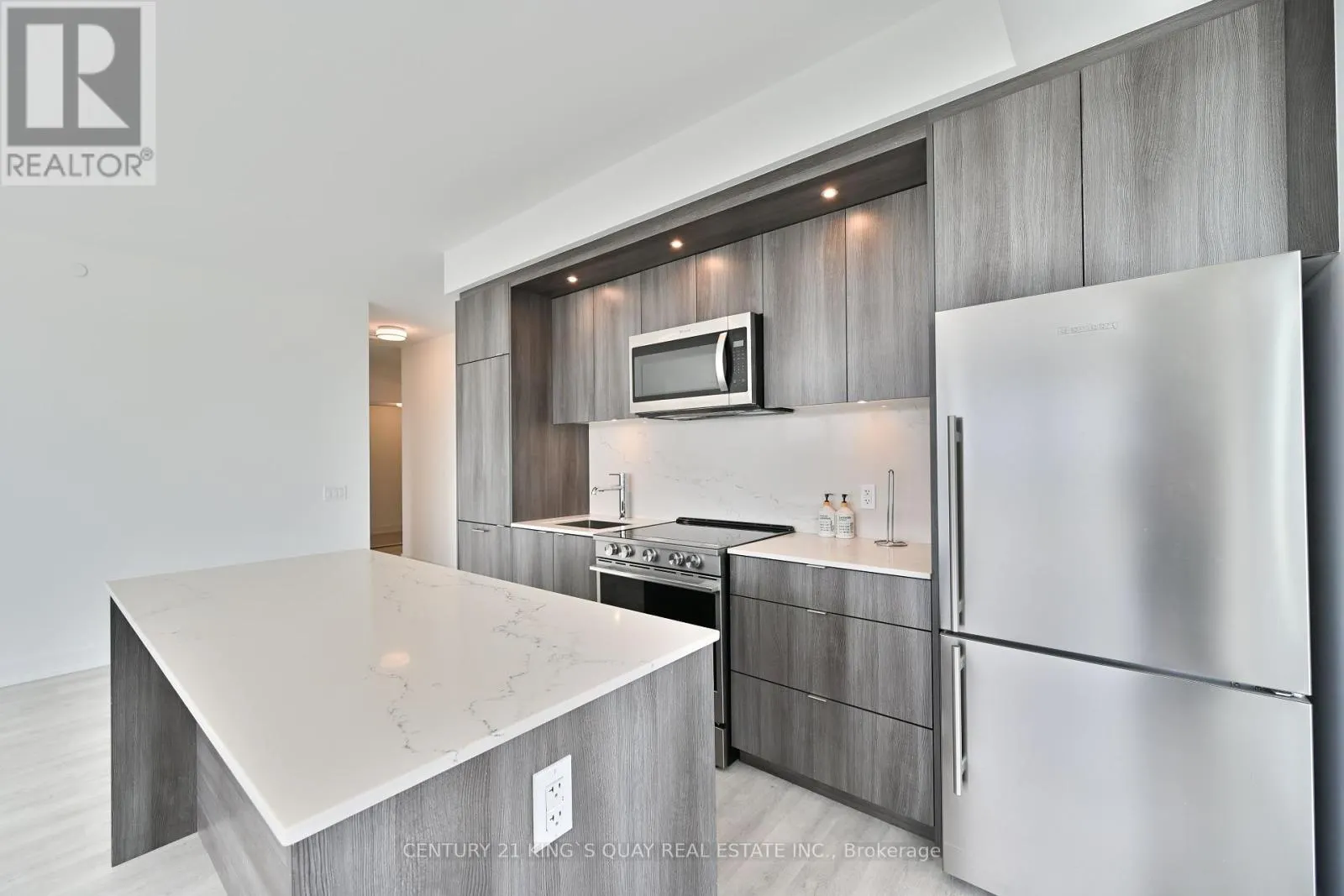 1132 - 20 INN ON THE PARK DRIVE