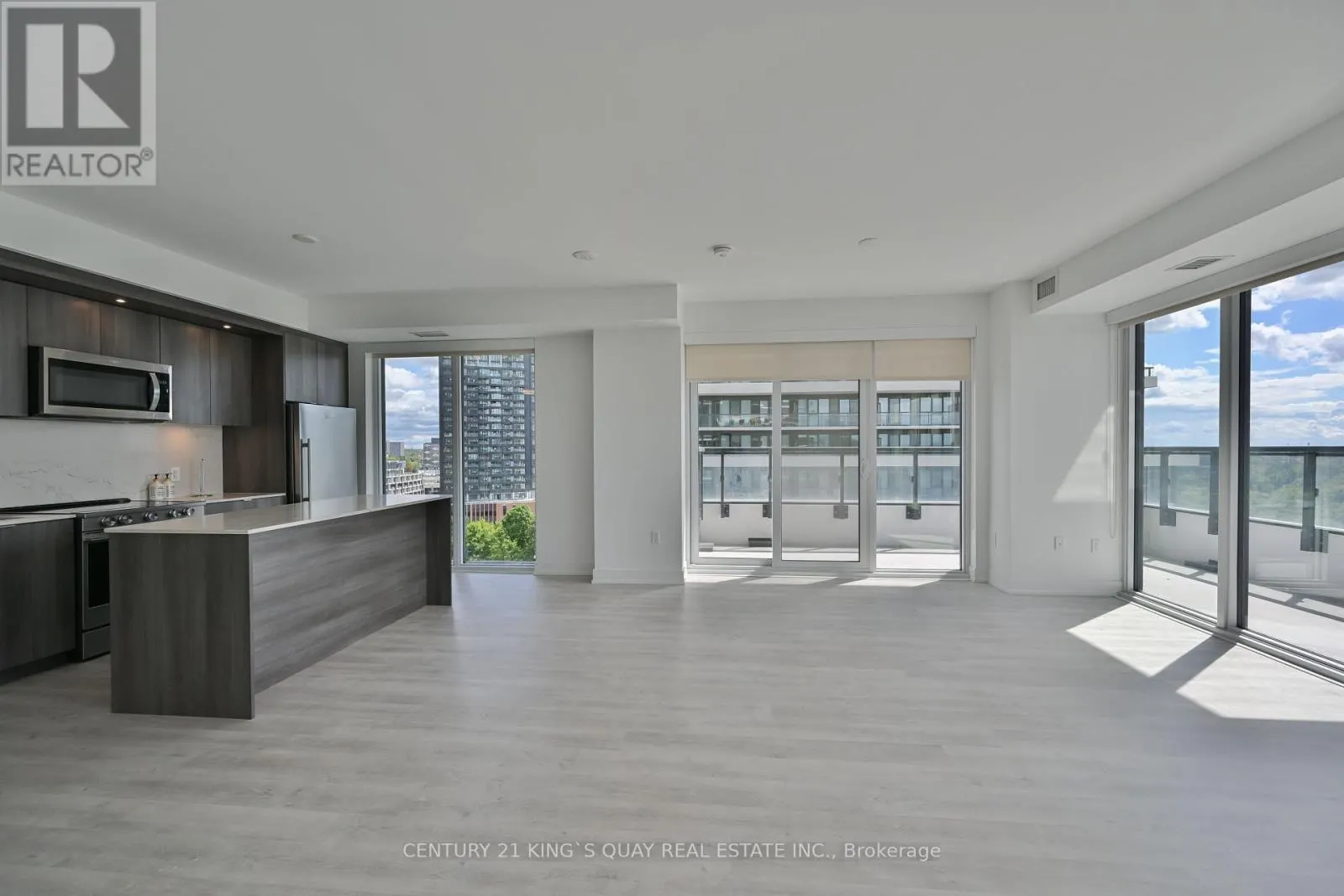 1132 - 20 INN ON THE PARK DRIVE