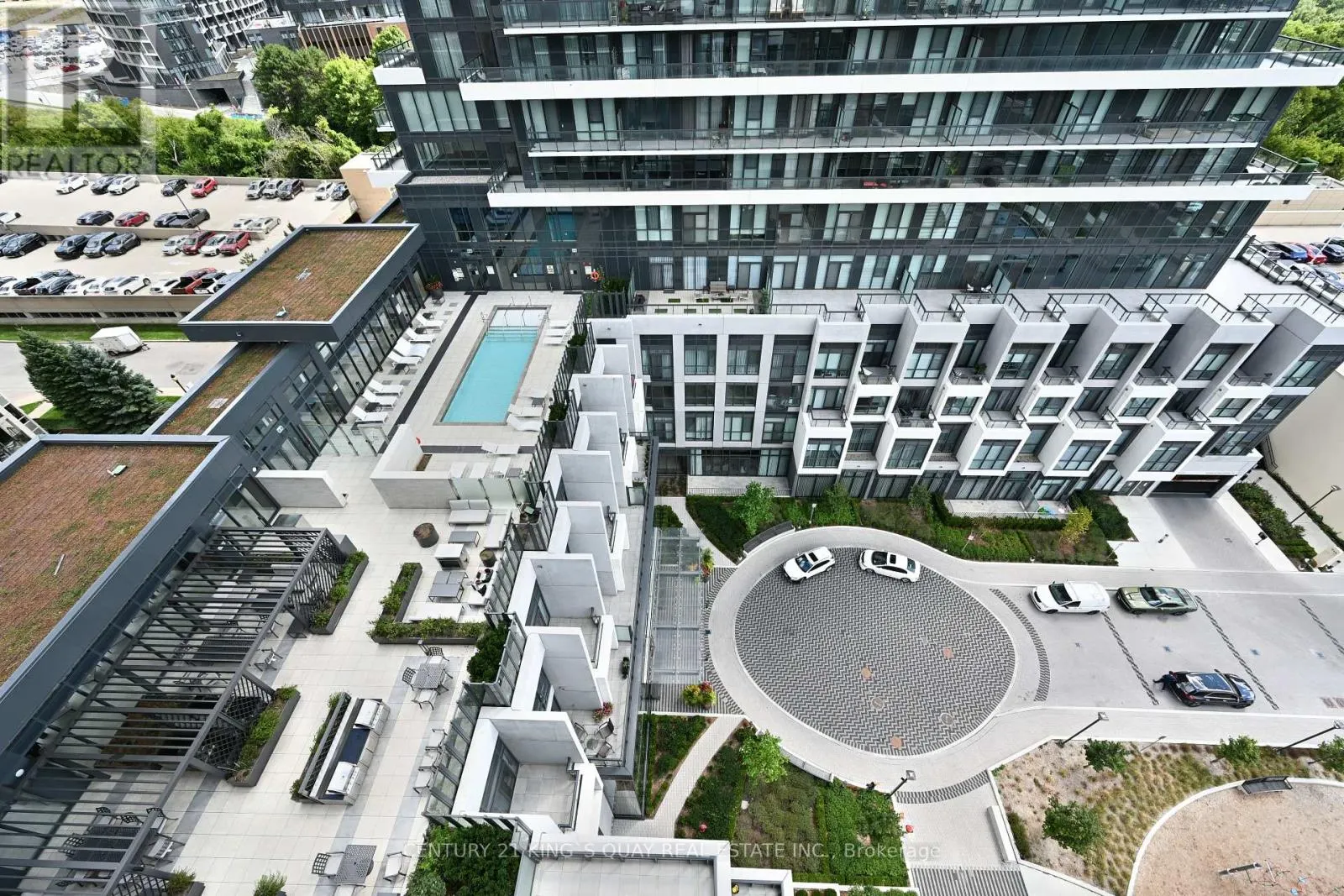 1132 - 20 INN ON THE PARK DRIVE