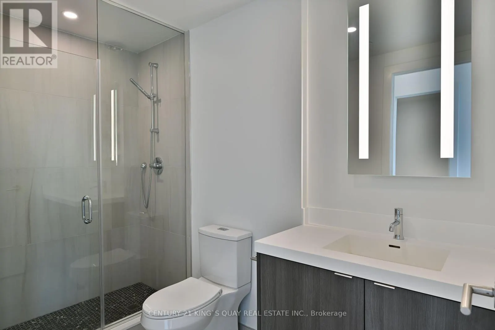1132 - 20 INN ON THE PARK DRIVE