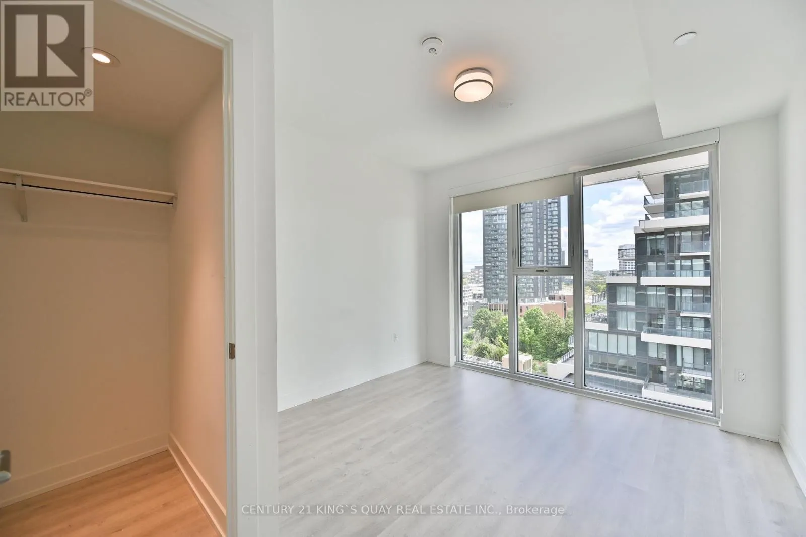 1132 - 20 INN ON THE PARK DRIVE