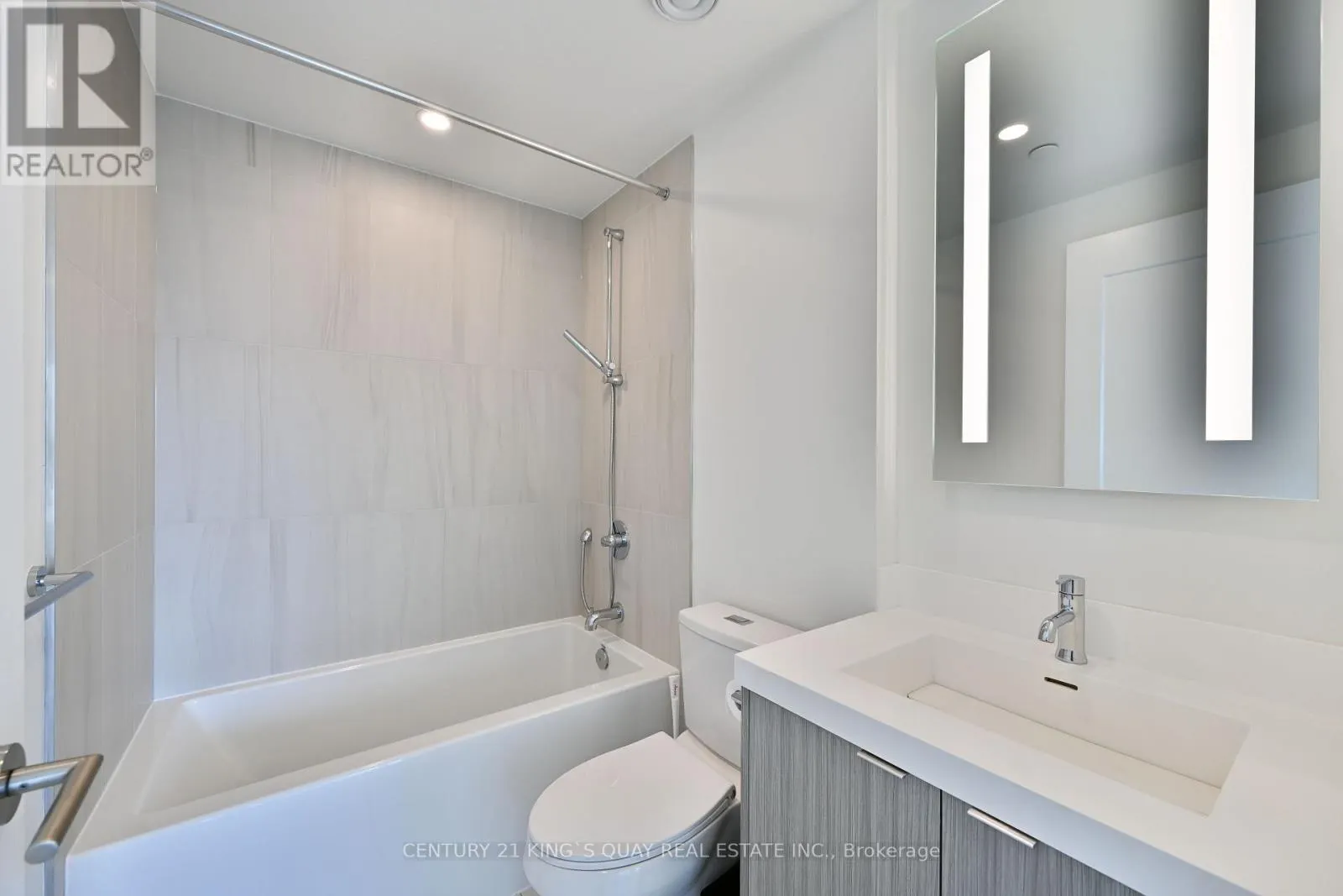1132 - 20 INN ON THE PARK DRIVE