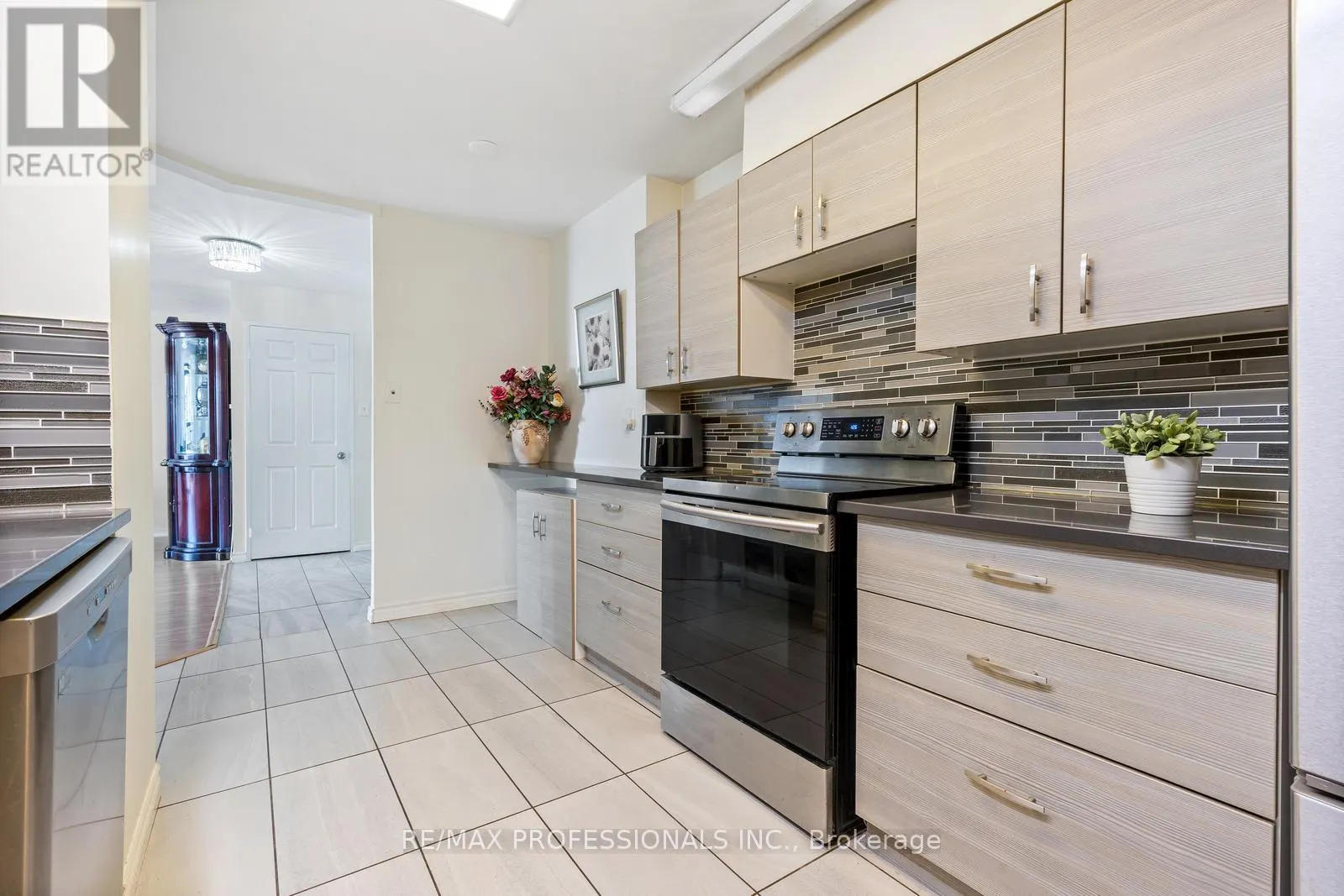 1104 - 33 ELMHURST AVENUE