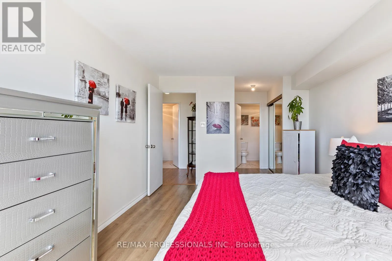 1104 - 33 ELMHURST AVENUE