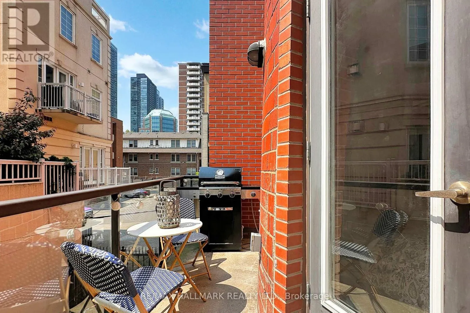 206 - 10 WELLESLEY PLACE