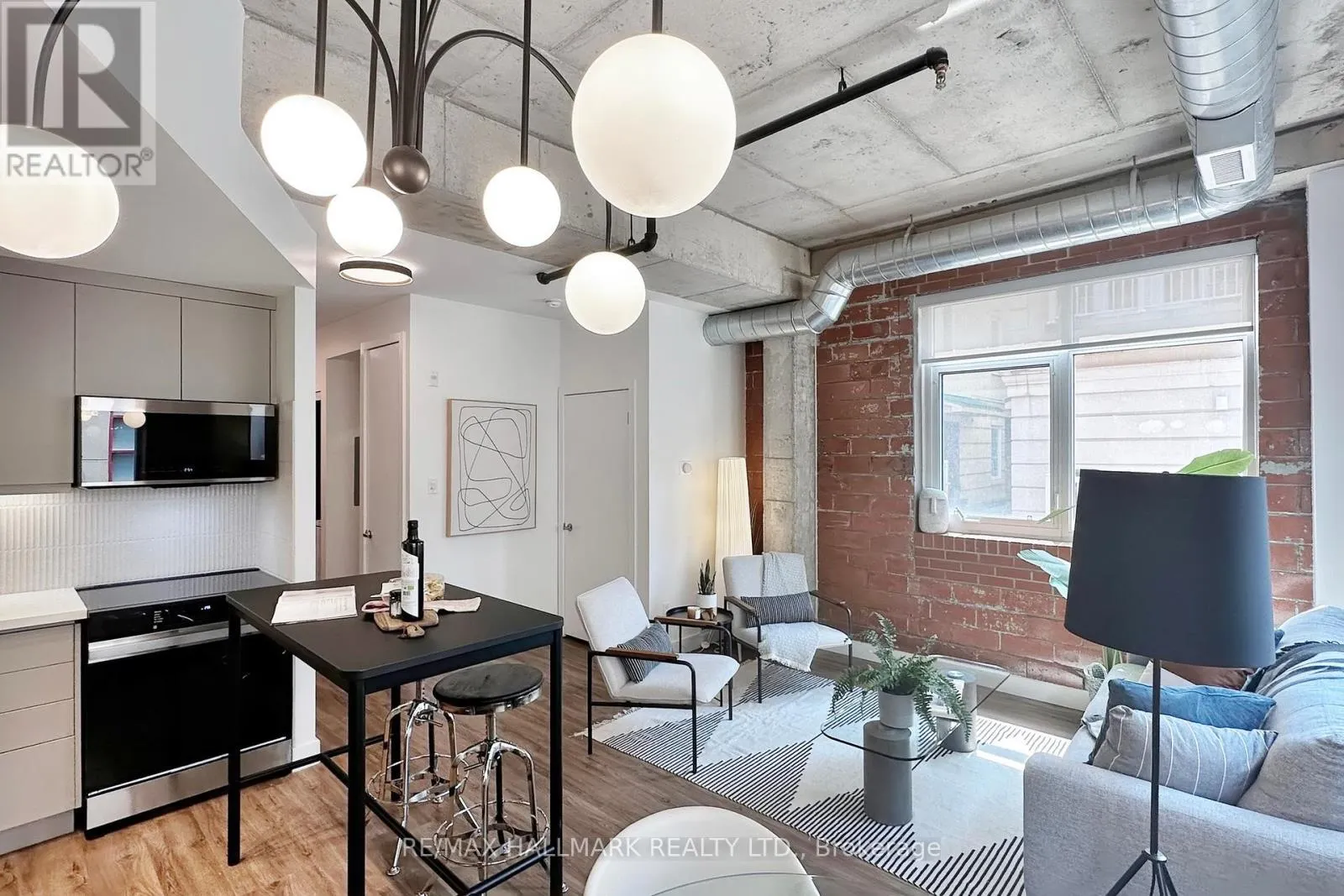 206 - 10 WELLESLEY PLACE