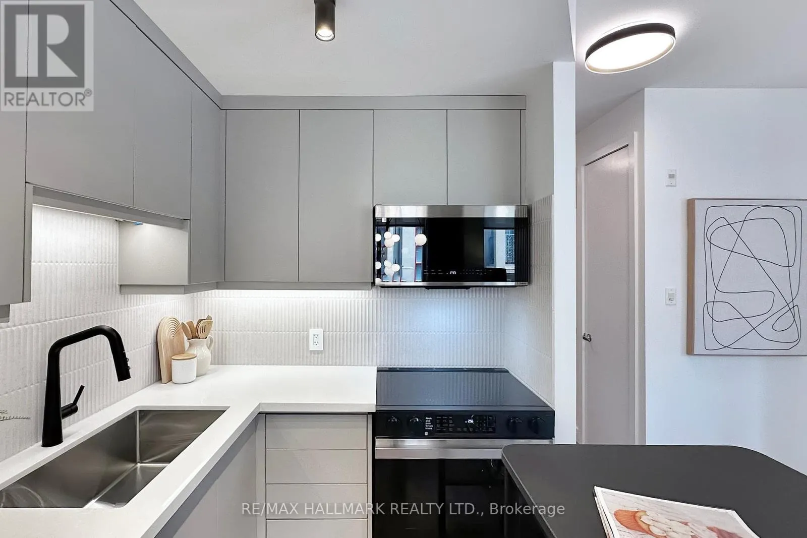 206 - 10 WELLESLEY PLACE