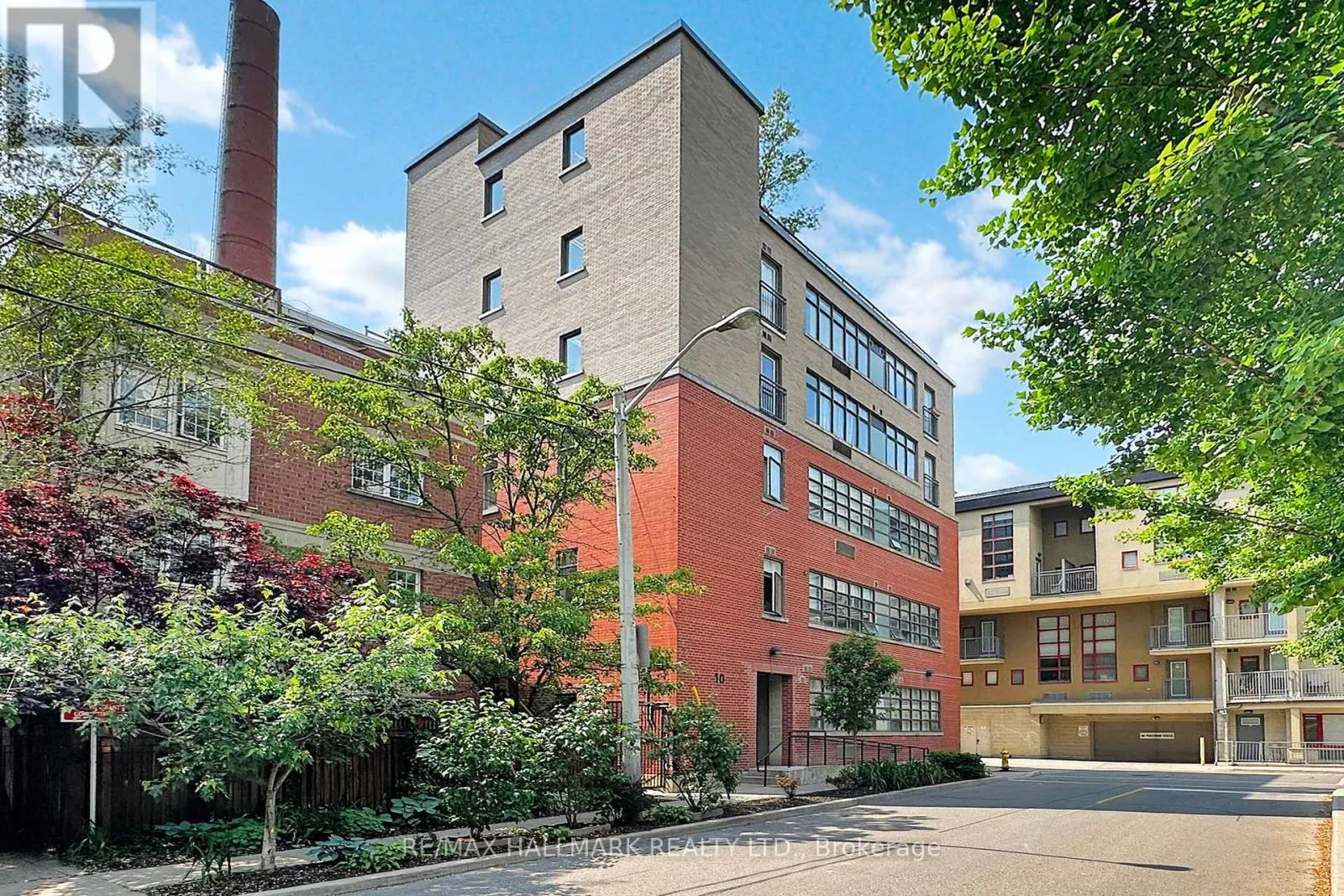 206 - 10 WELLESLEY PLACE